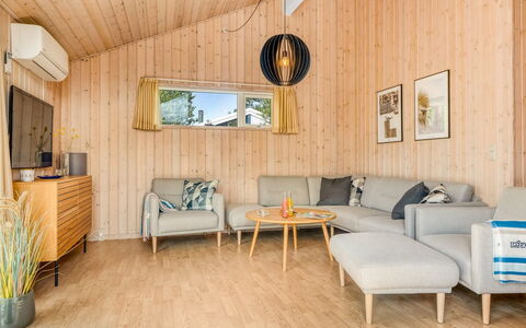Alisa - 1.9Km from the Sea: Legna, Pavimentazione, Interior Design, Soffitto, Pavimento, Pavimento In Legno, Mobilia, Casa, Camera, Soggiorno