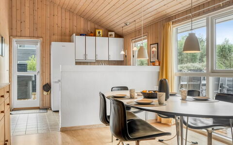 Alisa - 1.9Km from the Sea: Mobilia, Interior Design, Cucina, Pavimentazione, Legna, Controsoffitto, Soffitto, Pavimento, Lampada, Cucina & Sala Da Pranzo Tavolo