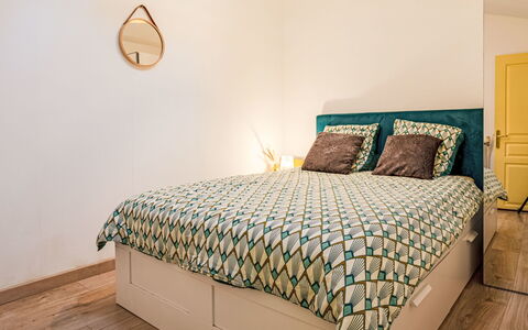 Girofla: Letto, Mobilia, Interior Design, Bedding, Camera Da Letto, Lenzuolo, Parete, Pavimento, Pavimentazione, Camera