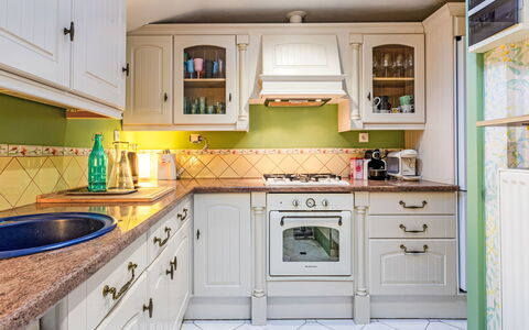 Girofla: Cucina, Elettrodomestico Da Cucina, Controsoffitto, Cabinetry, Interior Design, Apparecchio Major, Pavimentazione, Legna, Mobilia, Pavimento