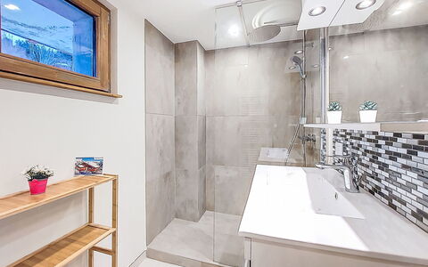 Vent D'Est: Pavimentazione, Parete, Pavimento, Interior Design, Idraulico Fixture, Bagno, Soffitto, Piastrella, Idraulico, Camera