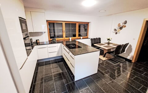 Ossiacher Seeblick: Pavimentazione, Interior Design, Legna, Pavimento, Cucina, Mobilia, Controsoffitto, Pavimento In Legno, Illuminazione, Casa