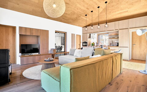 Popcorn: Mobilia, Interior Design, Pavimento, Pavimentazione, Divano, Parete, Soggiorno, Lampada, Legna, Camera