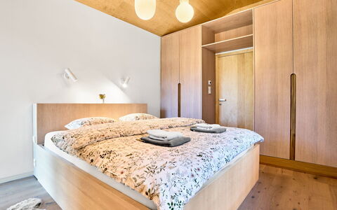 Popcorn: Interior Design, Letto, Camera Da Letto, Legna, Pavimentazione, Soffitto, Pavimento, Camera, Telaio Del Letto, Bedding