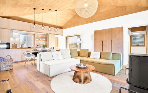 Popcorn: Mobilia, Interior Design, Pavimento, Pavimentazione, Pavimento In Legno, Divano, Legna, Soggiorno, Soffitto, Tavolo