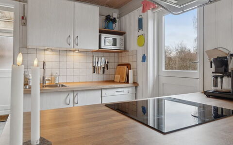 Selinda - 250M from the Sea: Cucina, Controsoffitto, Elettrodomestico Da Cucina, Interior Design, Pavimentazione, Legna, Apparecchio Major, Soffitto, Mobilia, Pavimento
