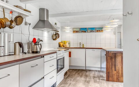 Jouni - 18Km from the Sea: Cucina, Elettrodomestico Da Cucina, Pavimentazione, Controsoffitto, Apparecchio Major, Legna, Interior Design, Soffitto, Cabinetry, Pavimento