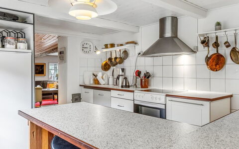 Jouni - 18Km from the Sea: Cucina, Controsoffitto, Interior Design, Pavimentazione, Elettrodomestico Da Cucina, Soffitto, Cabinetry, Legna, Lampada, Mobilia