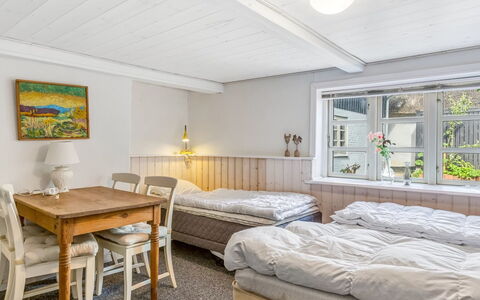 Jouni - 18Km from the Sea: Mobilia, Interior Design, Legna, Camera Da Letto, Letto, Soffitto, Pavimento, Casa, Bedding, Lenzuolo