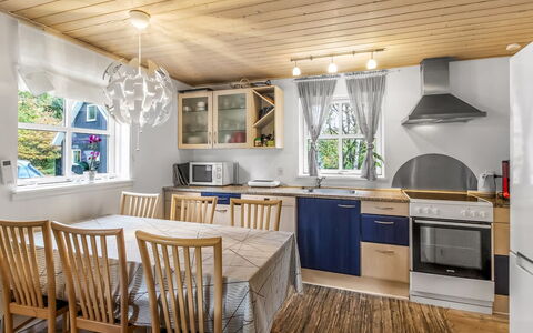 Tomassine: Mobilia, Interior Design, Pavimentazione, Legna, Soffitto, Pavimento, Cucina, Lampada, Camera, Illuminazione