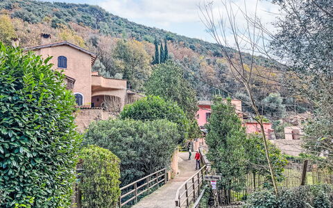 Grotta Dell'Edera: Giorno, Albero, Costruzione, Appartamento, Zona Residenziale, Città, Quartiere, Condominio, Urban Design, Insediamento Umano