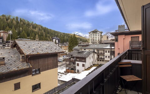 Diga Studio: Giorno, Albero, Costruzione, Appartamento, Zona Residenziale, Città, Quartiere, Condominio, Urban Design, Insediamento Umano