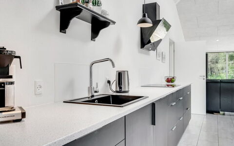 Eerika - 500M to the Fjord: Cucina, Controsoffitto, Elettrodomestico Da Cucina, Interior Design, Cabinetry, Lavandino Della Cucina, Mobilia, Idraulico Fixture, Lavello, Elettrodomestico