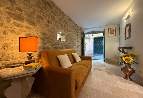 Casa Amandoli: Parete, Pavimentazione, Interior Design, Mobilia, Soffitto, Pavimento, Illuminazione, Divano, Camera, Soggiorno