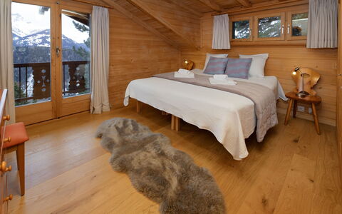 Ker Eol: Mobilia, Letto, Camera Da Letto, Interior Design, Legna, Soffitto, Pavimento, Casa, Lenzuolo, Camera