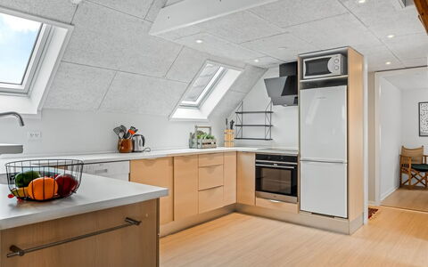 Launo - 300M from the Sea: Cucina, Controsoffitto, Pavimentazione, Interior Design, Mobilia, Legna, Soffitto, Cabinetry, Pavimento, Elettrodomestico Da Cucina