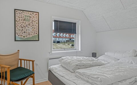 Launo - 300M from the Sea: Parete, Legna, Camera Da Letto, Pavimento, Soffitto, Letto, Pavimentazione, Bedding, Lenzuolo, Interior Design