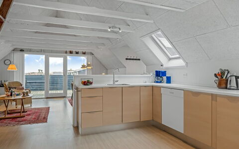 Launo - 300M from the Sea: Pavimentazione, Legna, Pavimento, Cucina, Controsoffitto, Soffitto, Interior Design, Mobilia, Cabinetry, Pavimento In Legno
