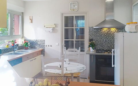 Le Paradis des Fleurs: Cucina, Mobilia, Controsoffitto, Interior Design, Elettrodomestico Da Cucina, Pavimentazione, Cabinetry, Lampada, Apparecchio Major, Soffitto