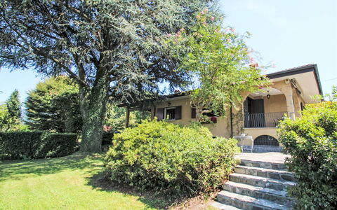 Il Poggio: Arbusto, Zona Residenziale, Casa, Casa, Giardino, Prato, Villetta, Estate, Shade