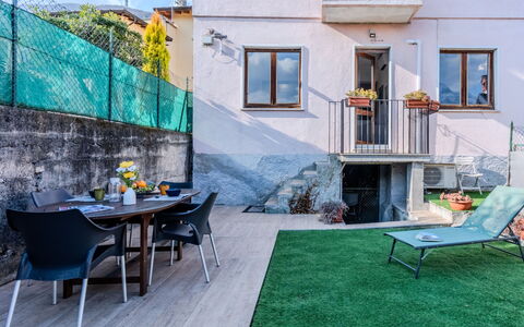 Blue Home: Mobilia, Pavimento, Vaso Di Fiori, Giardino, Mobili Da Esterno, Pianta Della Casa, Cortile, Sedia, Backyard, Cortile