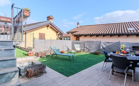 Blue Home: Urban Design, Shade, Cortile, Piscina, Balcone, Erba Sintetica, Cortile, Backyard, Mobili Da Esterno, Villa