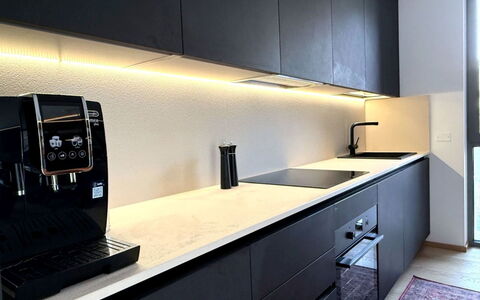 Domus Canazei: Interior Design, Cucina, Elettrodomestico Da Cucina, Controsoffitto, Illuminazione, Nero, Pavimentazione, Elettrodomestico, Cabinetry, Camera