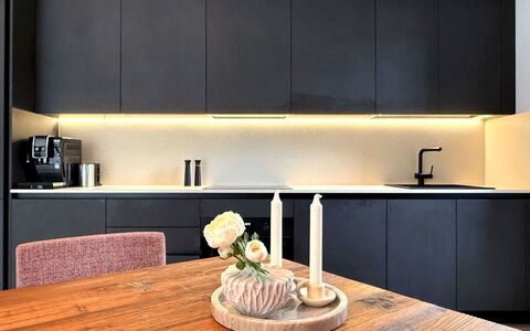 Domus Canazei: Cucina, Controsoffitto, Interior Design, Mobilia, Pavimentazione, Legna, Cabinetry, Elettrodomestico Da Cucina, Illuminazione, Pavimento