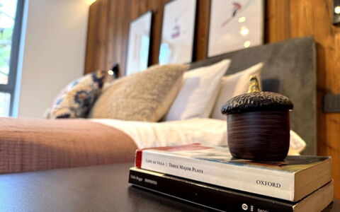 Domus Canazei: Mobilia, Letto, Interior Design, Camera Da Letto, Bedding, Parete, Lenzuolo, Legna, Pavimentazione, Biancheria