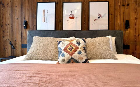 Domus Canazei: Letto, Bedding, Mobilia, Camera Da Letto, Interior Design, Lenzuolo, Parete, Pavimentazione, Pavimento, Legna
