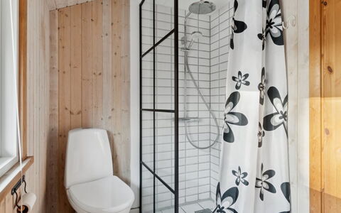 Syriel - 850M from the Sea: Bagno, Idraulico Fixture, Pavimentazione, Legna, Pavimento, Interior Design, Idraulico, Gabinetto, Lavello, Rubinetto