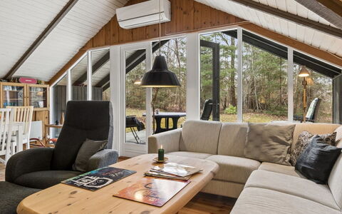 Elfrede - 900M from the Sea: Legna, Interior Design, Soffitto, Divano, Casa, Mobilia, Soggiorno, Pavimento, Camera