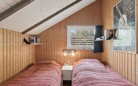 Elfrede - 900M from the Sea: Parete, Legna, Camera Da Letto, Pavimento, Soffitto, Interior Design, Casa, Pavimentazione, Letto, Color Legno