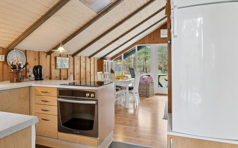 Elfrede - 900M from the Sea: Cucina, Interior Design, Pavimentazione, Legna, Mobilia, Soffitto, Controsoffitto, Pavimento, Elettrodomestico Da Cucina, Lampada