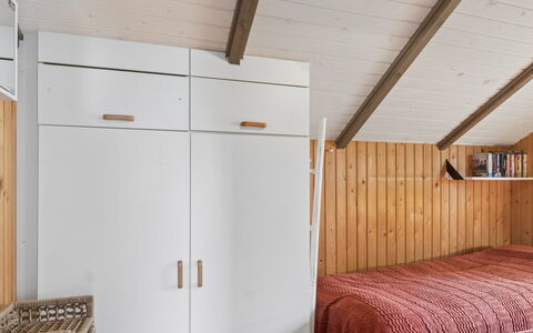 Elfrede - 900M from the Sea: Parete, Pavimentazione, Mobilia, Interior Design, Legna, Pavimento, Soffitto, Camera Da Letto, Letto, Camera