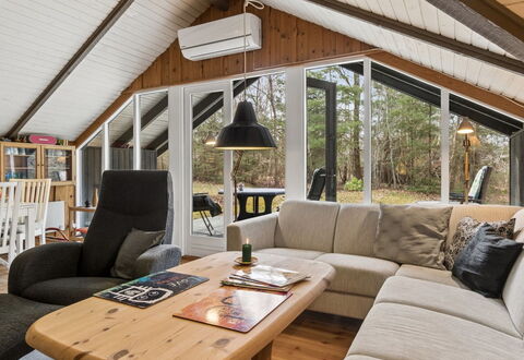 Elfrede - 900M from the Sea: Legna, Interior Design, Soffitto, Divano, Casa, Mobilia, Soggiorno, Pavimento, Camera