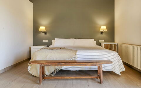 Mas Oliveres: Mobilia, Interior Design, Letto, Parete, Camera Da Letto, Legna, Soffitto, Bedding, Pavimento, Pavimentazione