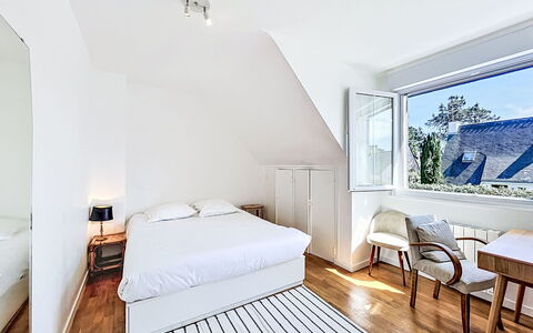 Ty Bottez: Letto, Camera Da Letto, Mobilia, Interior Design, Pavimentazione, Pavimento, Casa, Appartamento, Lenzuolo, Bedding