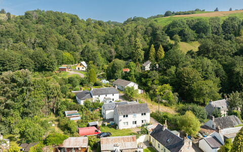 Strone Cottage: Albero, Casa, Zona Residenziale, Paesaggio, Area Rurale, Tetto, Casa, Villaggio, Villetta