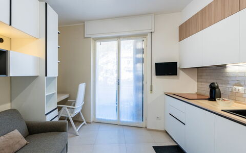 Central Home Sanremo: Costruzione, Appartamento, Città, Zona Residenziale, Architettura, Quartiere, Condominio, Area Metropolitana, Balcone