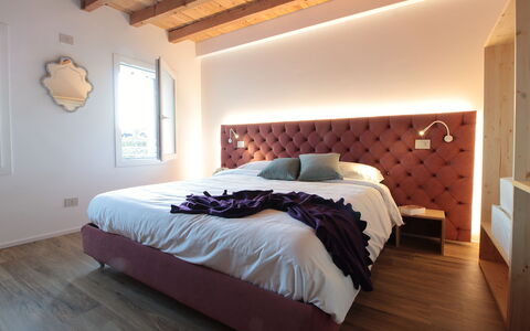 Villa Dolce Bacio, Pool and Spa, Valdobbiadene: Mobilia, Letto, Interior Design, Camera Da Letto, Parete, Legna, Bedding, Lenzuolo, Pavimento, Pavimentazione