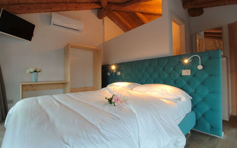 Villa Dolce Bacio, Pool and Spa, Valdobbiadene: Interior Design, Mobilia, Camera Da Letto, Legna, Letto, Soffitto, Lenzuolo, Pavimento, Pavimentazione, Bedding