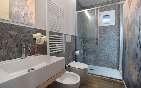 Villa Dolce Bacio, Pool and Spa, Valdobbiadene: Bagno, Pavimentazione, Idraulico Fixture, Interior Design, Parete, Pavimento, Lavello, Lavandino Del Bagno, Gabinetto, Rubinetto