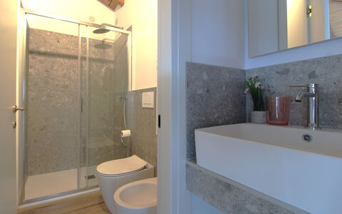 Villa Dolce Bacio, Pool and Spa, Valdobbiadene: Bagno, Idraulico Fixture, Parete, Pavimentazione, Lavandino Del Bagno, Pavimento, Interior Design, Lavello, Rubinetto, Specchio
