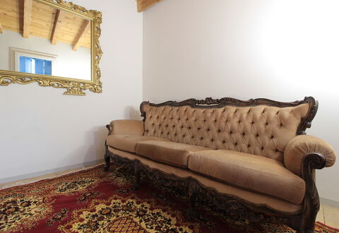 Villa Dolce Bacio, Pool and Spa, Valdobbiadene: Mobilia, Interior Design, Divano, Pavimentazione, Pavimento, Camera, Soggiorno, Cornice, Pavimento In Legno