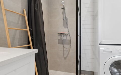Aria - 310M from the Sea: Pavimentazione, Pavimento, Interior Design, Idraulico Fixture, Idraulico, Piastrella, Camera, Bagno, Lavatrice