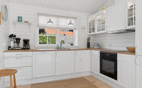 Aria - 310M from the Sea: Pavimentazione, Legna, Cucina, Pavimento, Interior Design, Cabinetry, Controsoffitto, Soffitto, Elettrodomestico Da Cucina, Pavimento In Legno