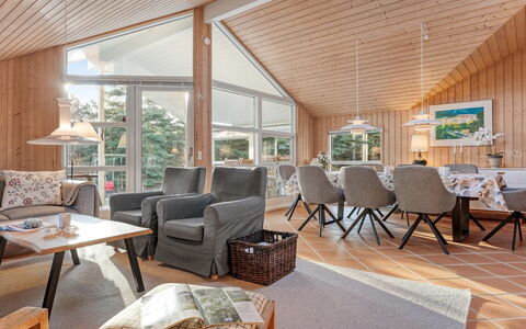Hollie - 75M from the Sea: Legna, Interior Design, Soffitto, Mobilia, Casa, Villetta, Soggiorno, Sedia, Divano, Latifoglie