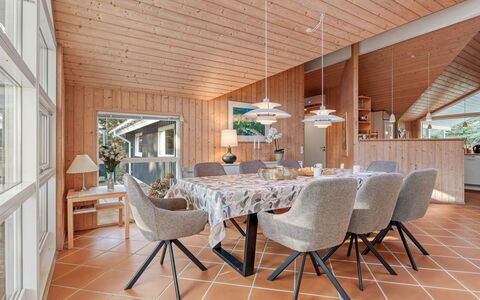 Hollie - 75M from the Sea: Legna, Interior Design, Mobilia, Soffitto, Lampada, Casa, Sedia, Cucina & Sala Da Pranzo Tavolo, Pavimentazione, Sala Da Pranzo