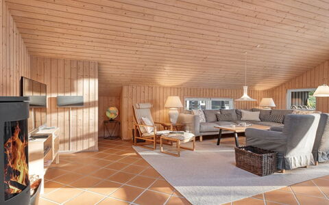 Hollie - 75M from the Sea: Interior Design, Pavimentazione, Mobilia, Pavimento, Legna, Soffitto, Pavimento In Legno, Divano, Soggiorno, Camera